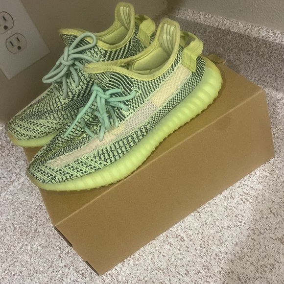 Yeezy Boost 350 - Picture 3 of 4